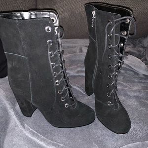 BLACK LACE UP VINCE CAMUTO BOOTS 😍